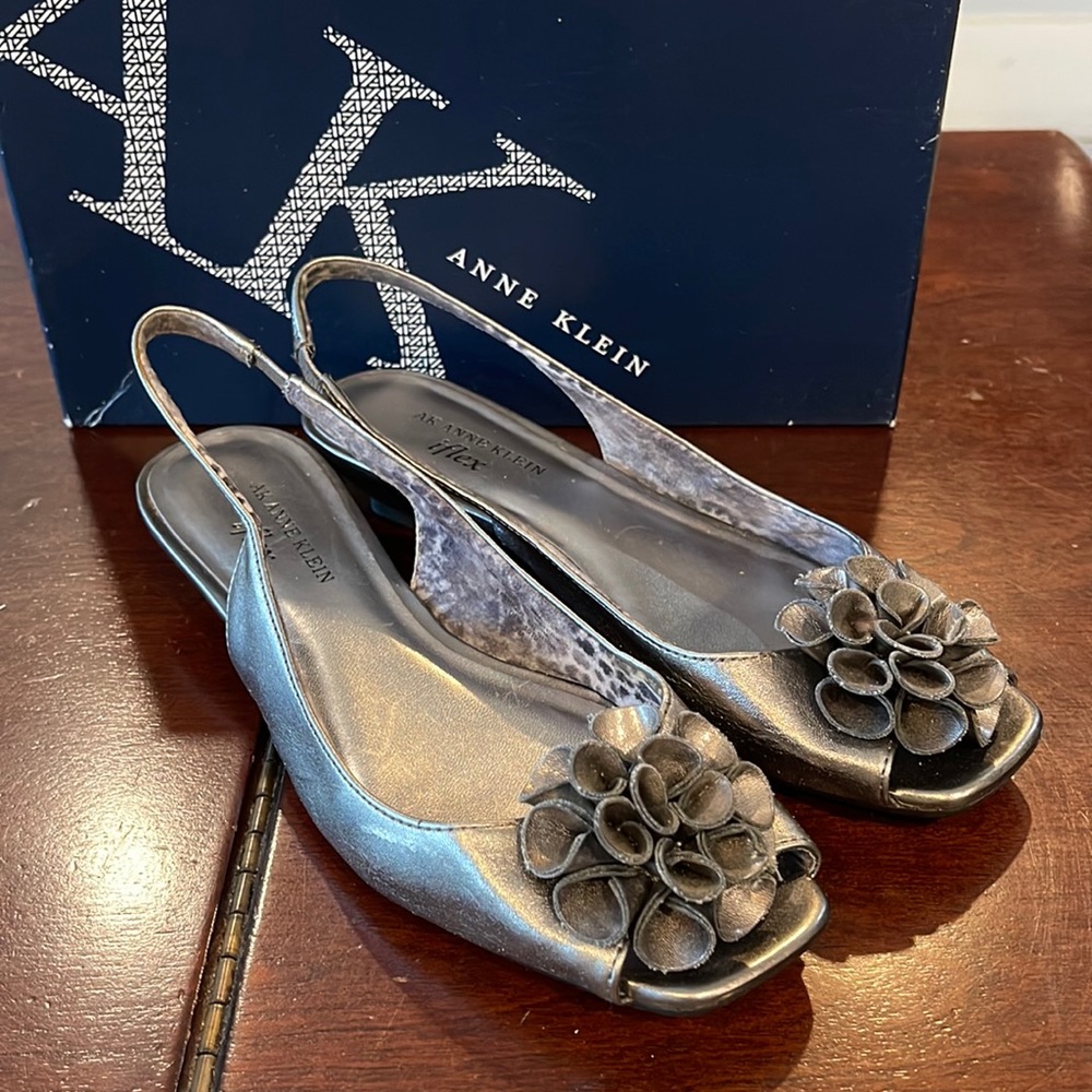 Anne Klein iflex Womens Sling Back Shoes With Flower Kitten Heel Silver Size